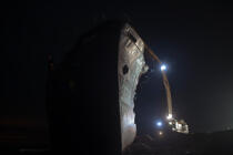 La déconstruction du cargo TK Bremen sur la plage d'Erdeven. © Philip Plisson / Plisson La Trinité / AA33010 - Nos reportages photos - Paysage littoral