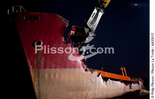La déconstruction du cargo TK Bremen sur la plage d'Erdeven. - © Philip Plisson / Plisson La Trinité / AA33012 - Nos reportages photos - Echouage