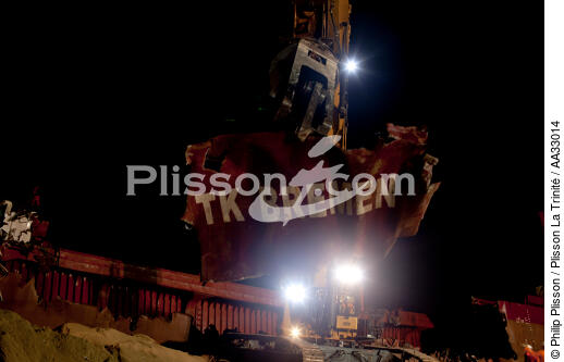 La déconstruction du cargo TK Bremen sur la plage d'Erdeven. - © Philip Plisson / Plisson La Trinité / AA33014 - Nos reportages photos - Moment de la journée