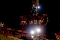 La déconstruction du cargo TK Bremen sur la plage d'Erdeven. © Philip Plisson / Plisson La Trinité / AA33014 - Nos reportages photos - La déconstruction du TK Bremen