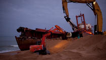La déconstruction du cargo TK Bremen sur la plage d'Erdeven. © Philip Plisson / Plisson La Trinité / AA33021 - Nos reportages photos - Paysage littoral