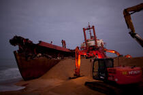 La déconstruction du cargo TK Bremen sur la plage d'Erdeven. © Philip Plisson / Plisson La Trinité / AA33022 - Nos reportages photos - Echouage