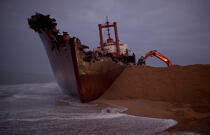 La déconstruction du cargo TK Bremen sur la plage d'Erdeven. © Philip Plisson / Plisson La Trinité / AA33023 - Nos reportages photos - Echouage