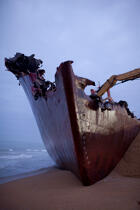 La déconstruction du cargo TK Bremen sur la plage d'Erdeven. © Philip Plisson / Plisson La Trinité / AA33025 - Nos reportages photos - Paysage littoral