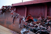 La déconstruction du cargo TK Bremen sur la plage d'Erdeven. © Philip Plisson / Plisson La Trinité / AA33037 - Nos reportages photos - Echouage