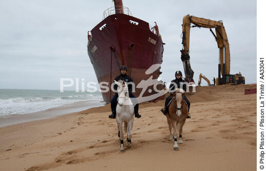 La déconstruction du cargo TK Bremen sur la plage d'Erdeven. - © Philip Plisson / Plisson La Trinité / AA33041 - Nos reportages photos - Cheval