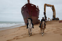 La déconstruction du cargo TK Bremen sur la plage d'Erdeven. © Philip Plisson / Plisson La Trinité / AA33041 - Nos reportages photos - Cheval