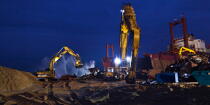 Déconstruction du cargo TK Bremen sur la plage d'Erdeven © Philip Plisson / Plisson La Trinité / AA33042 - Nos reportages photos - Nuit