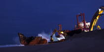 Déconstruction du cargo TK Bremen sur la plage d'Erdeven © Philip Plisson / Plisson La Trinité / AA33043 - Nos reportages photos - Nuit