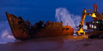 Déconstruction du cargo TK Bremen sur la plage d'Erdeven © Philip Plisson / Plisson La Trinité / AA33044 - Nos reportages photos - Ville [56]
