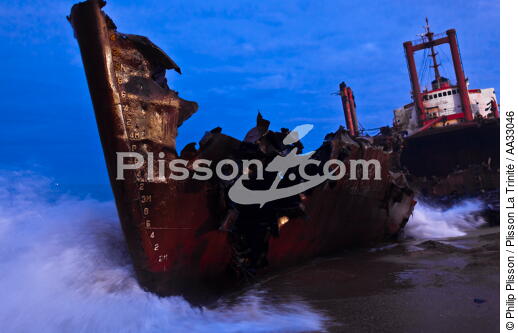 Déconstruction du cargo TK Bremen sur la plage d'Erdeven - © Philip Plisson / Plisson La Trinité / AA33046 - Nos reportages photos - Elément d'un bateau