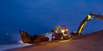 Déconstruction du cargo TK Bremen sur la plage d'Erdeven © Philip Plisson / Plisson La Trinité / AA33057 - Nos reportages photos - Nuit