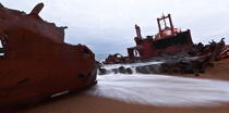Déconstruction du cargo TK Bremen sur la plage d'Erdeven © Philip Plisson / Plisson La Trinité / AA33059 - Nos reportages photos - Echouage