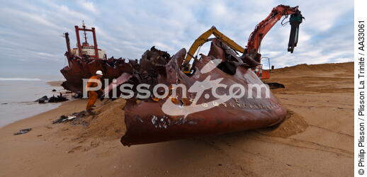 Déconstruction du cargo TK Bremen sur la plage d'Erdeven - © Philip Plisson / Plisson La Trinité / AA33061 - Nos reportages photos - Etrave