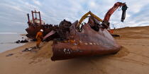 Déconstruction du cargo TK Bremen sur la plage d'Erdeven © Philip Plisson / Plisson La Trinité / AA33061 - Nos reportages photos - Ville [56]