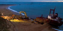 Déconstruction du cargo TK Bremen sur la plage d'Erdeven © Philip Plisson / Plisson La Trinité / AA33064 - Nos reportages photos - Echouage