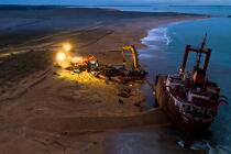 Déconstruction du cargo TK Bremen sur la plage d'Erdeven © Philip Plisson / Plisson La Trinité / AA33065 - Nos reportages photos - Nuit