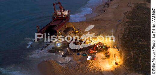 Déconstruction du cargo TK Bremen sur la plage d'Erdeven - © Philip Plisson / Plisson La Trinité / AA33067 - Nos reportages photos - Echouage