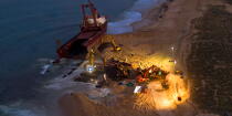 Déconstruction du cargo TK Bremen sur la plage d'Erdeven © Philip Plisson / Plisson La Trinité / AA33067 - Nos reportages photos - Echouage