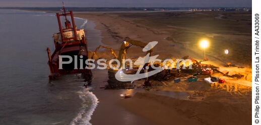 Deconstruction of cargo TK Bremen on the beach of Erdeven [AT] - © Philip Plisson / Plisson La Trinité / AA33069 - Photo Galleries - Night