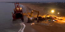 Déconstruction du cargo TK Bremen sur la plage d'Erdeven © Philip Plisson / Plisson La Trinité / AA33069 - Nos reportages photos - Echouage