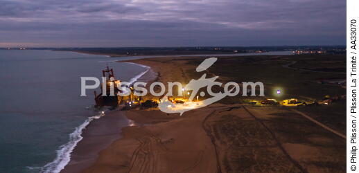 Deconstruction of cargo TK Bremen on the beach of Erdeven [AT] - © Philip Plisson / Plisson La Trinité / AA33070 - Photo Galleries - Moment of the day
