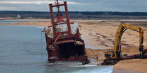 Déconstruction du cargo TK Bremen sur la plage d'Erdeven © Philip Plisson / Plisson La Trinité / AA33073 - Nos reportages photos - Echouage