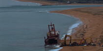 Déconstruction du cargo TK Bremen sur la plage d'Erdeven © Philip Plisson / Plisson La Trinité / AA33075 - Nos reportages photos - La déconstruction du TK Bremen