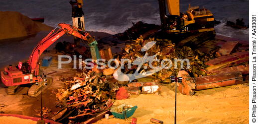 Déconstruction du cargo TK Bremen sur la plage d'Erdeven - © Philip Plisson / Plisson La Trinité / AA33081 - Nos reportages photos - Ville [56]