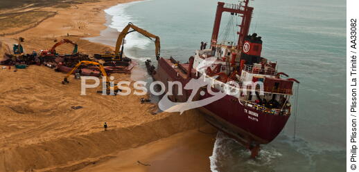 Déconstruction du cargo TK Bremen sur la plage d'Erdeven - © Philip Plisson / Plisson La Trinité / AA33082 - Nos reportages photos - La déconstruction du TK Bremen