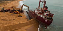 Déconstruction du cargo TK Bremen sur la plage d'Erdeven © Philip Plisson / Plisson La Trinité / AA33082 - Nos reportages photos - La déconstruction du TK Bremen