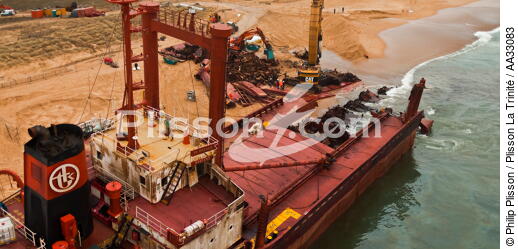 Déconstruction du cargo TK Bremen sur la plage d'Erdeven - © Philip Plisson / Plisson La Trinité / AA33083 - Nos reportages photos - Echouage
