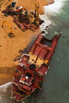 Déconstruction du cargo TK Bremen sur la plage d'Erdeven © Philip Plisson / Plisson La Trinité / AA33084 - Nos reportages photos - Vertical