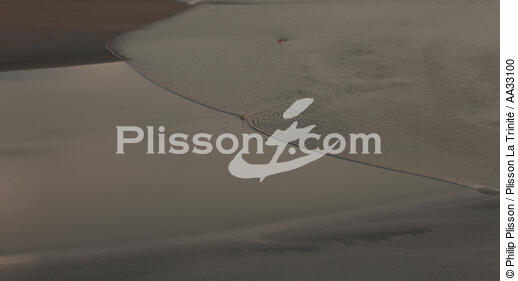 Tidal bore in the Bay of Mont Saint-Michel [AT] - © Philip Plisson / Plisson La Trinité / AA33100 - Photo Galleries - Low tide