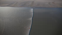 Tidal bore in the Bay of Mont Saint-Michel [AT] © Philip Plisson / Plisson La Trinité / AA33102 - Photo Galleries - Manche [The]