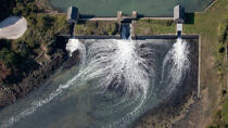 Locks From the Roc'h Du pond © Philip Plisson / Plisson La Trinité / AA33130 - Photo Galleries - Low tide
