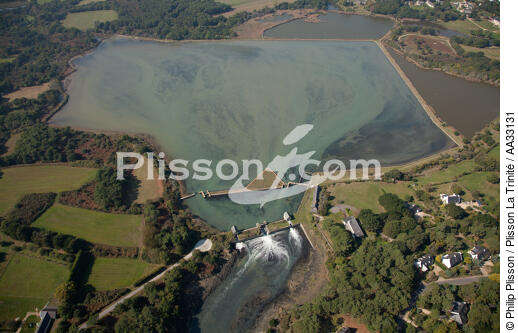 Locks From the Roc'h Du pond - © Philip Plisson / Plisson La Trinité / AA33131 - Photo Galleries - Low tide