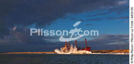 L'épave du TK Bremen, pleine mer. - © Philip Plisson / Plisson La Trinité / AA33135 - Nos reportages photos - Pollution