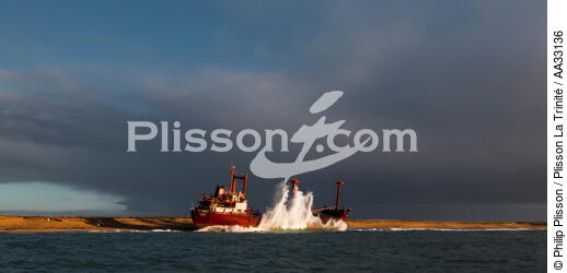 L'épave du TK Bremen, pleine mer. - © Philip Plisson / Plisson La Trinité / AA33136 - Nos reportages photos - Pollution