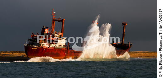 The wreck of TK Bremen, the open sea [AT] - © Philip Plisson / Plisson La Trinité / AA33137 - Photo Galleries - Pollution