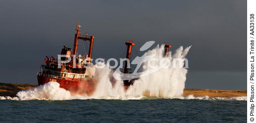 The wreck of TK Bremen, the open sea [AT] - © Philip Plisson / Plisson La Trinité / AA33138 - Photo Galleries - Running aground