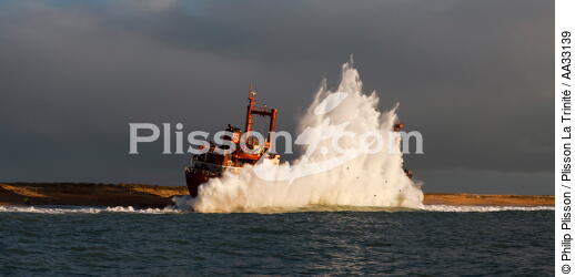 L'épave du TK Bremen, pleine mer. - © Philip Plisson / Plisson La Trinité / AA33139 - Nos reportages photos - Echouage