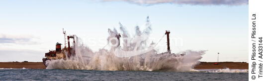 L'épave du TK Bremen, pleine mer. - © Philip Plisson / Plisson La Trinité / AA33144 - Nos reportages photos - Echouage