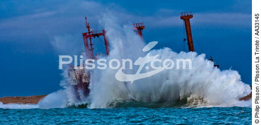 L'épave du TK Bremen, pleine mer. - © Philip Plisson / Plisson La Trinité / AA33145 - Nos reportages photos - Erdeven