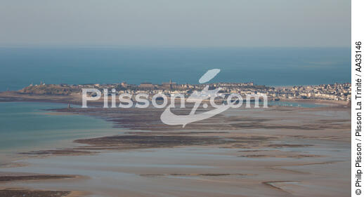 Granville - © Philip Plisson / Plisson La Trinité / AA33146 - Photo Galleries - Low tide