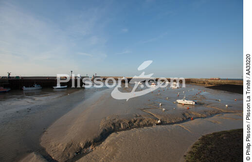Port en Bessin - © Philip Plisson / Plisson La Trinité / AA33220 - Nos reportages photos - Marée basse