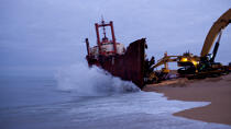 Déconstruction du cargo TK Bremen sur la plage d'Erdeven © Philip Plisson / Plisson La Trinité / AA33256 - Nos reportages photos - La déconstruction du TK Bremen