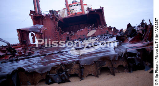 Déconstruction du cargo TK Bremen sur la plage d'Erdeven - © Philip Plisson / Plisson La Trinité / AA33257 - Nos reportages photos - Transport maritime