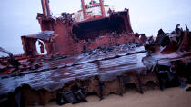 Déconstruction du cargo TK Bremen sur la plage d'Erdeven © Philip Plisson / Plisson La Trinité / AA33257 - Nos reportages photos - Cargo