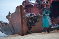 Déconstruction du cargo TK Bremen sur la plage d'Erdeven © Philip Plisson / Plisson La Trinité / AA33258 - Nos reportages photos - Cimetière marin
